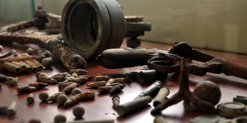 Tarlada çapaya takılan tarihi savaş malzemeleri