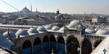 Yeni Caminin minareleri hasarlı çıktı