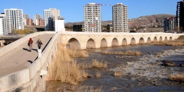 Tarihi Eğri Köprü neden eğri?