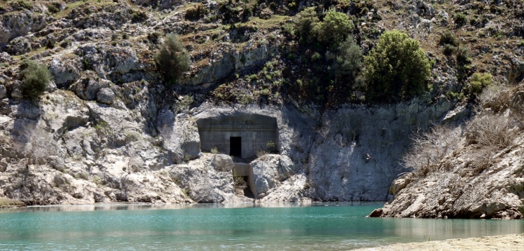 Belediye Başkanı Pers kaya mezarı buldu
