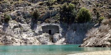 Belediye Başkanı Pers kaya mezarı buldu
