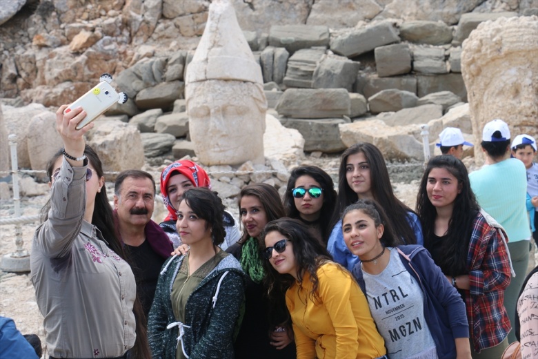 Nemrut Dağına güneşi görmeye geldiler