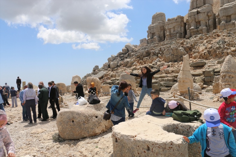 Nemrut Dağına güneşi görmeye geldiler