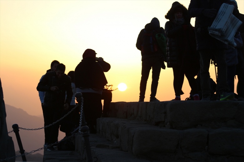 Nemrut Dağına güneşi görmeye geldiler