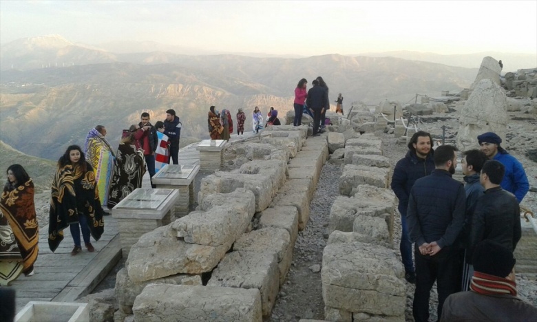 Nemrut Dağına güneşi görmeye geldiler