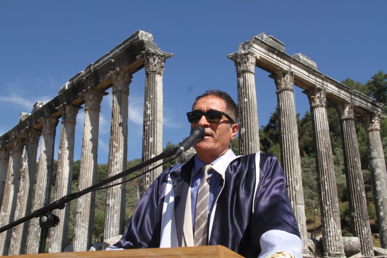 Antik kentte arkeoloji mezuniyeti töreni
