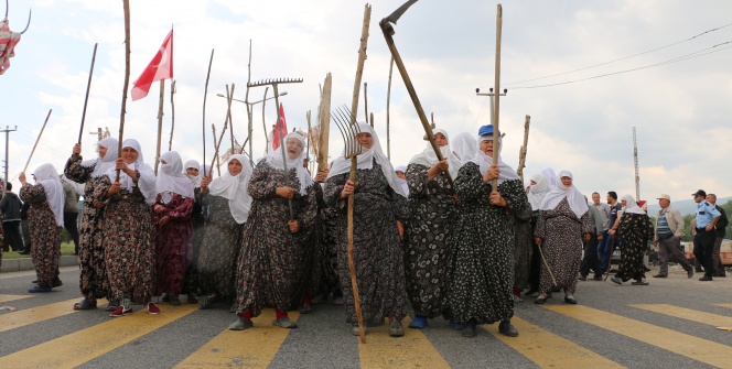 Arkeoloji Müzesine kızan köylü kadınlar