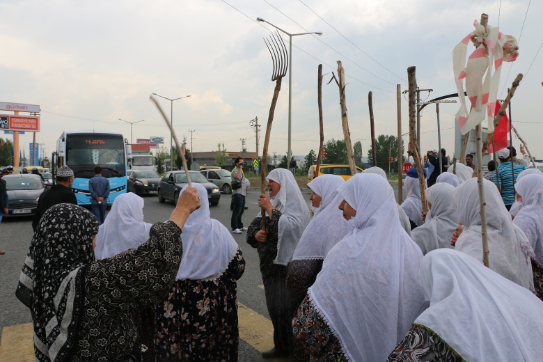 Arkeoloji Müzesine kızan köylü kadınlar