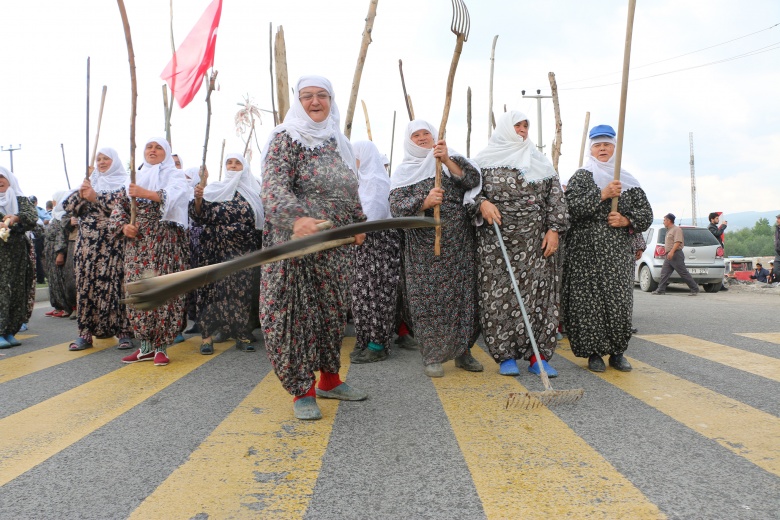 Arkeoloji Müzesine kızan köylü kadınlar