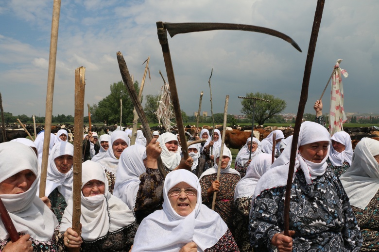 Arkeoloji Müzesine kızan köylü kadınlar