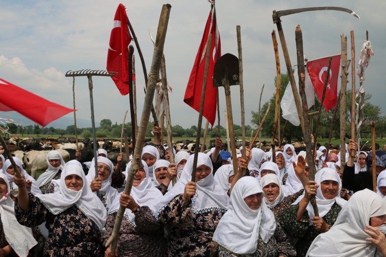 Arkeoloji Müzesine kızan köylü kadınlar