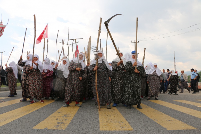 Arkeoloji Müzesine kızan köylü kadınlar