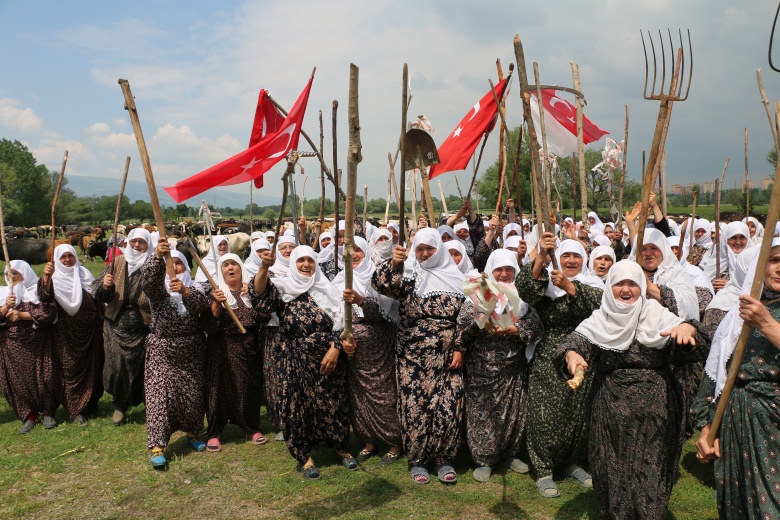 Arkeoloji Müzesine kızan köylü kadınlar