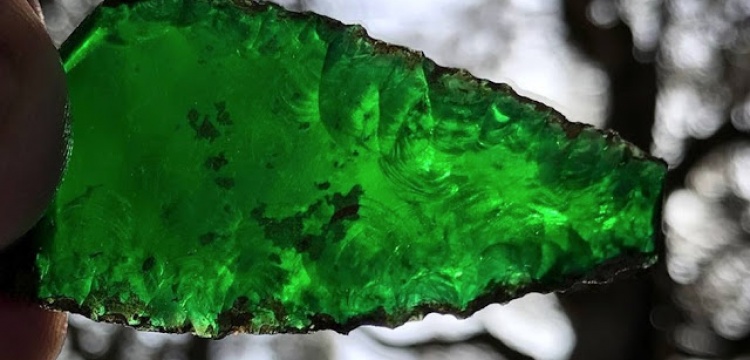 Avustralya'da zümrüt yeşili camdan mızrak ucu bulundu