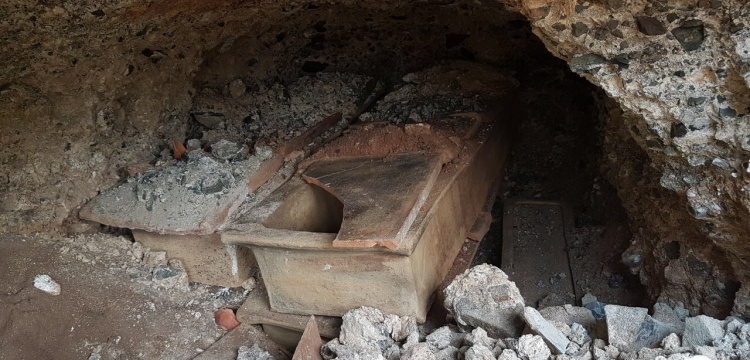 Cami inşaatının temel kazısında lahit ve antik küp bulundu