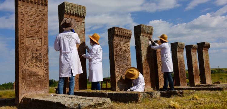 Ahlat'taki Selçuklu mezarlığında restorasyon sürüyor