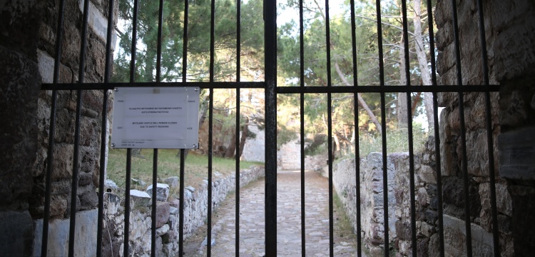Yunan Arkeoloji Müdürlüğü Midilli'de hasar tespiti yapıyor