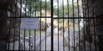 Yunan Arkeoloji Müdürlüğü Midillide hasar tespiti yapıyor