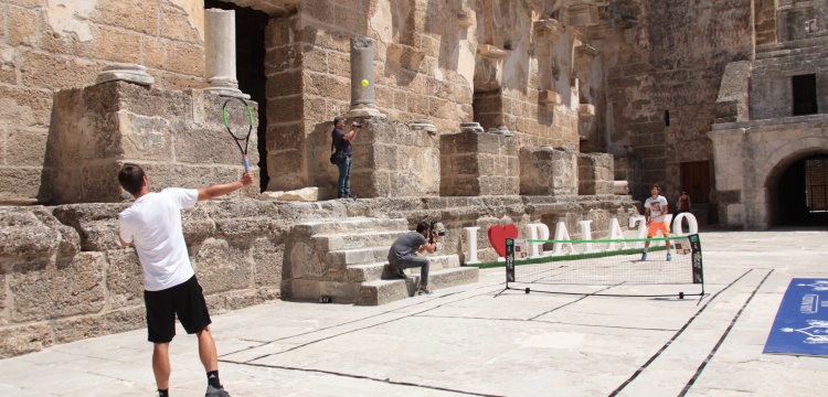 Aspendos Antik Tiyatrosu'nda tenis maçı yaptılar