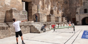 Aspendos Antik Tiyatrosunda tenis maçı yaptılar