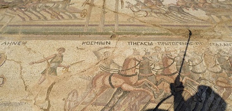 Kıbrıs'ta Bin 600 yıllık at arabası yarışı mozayiği bulundu
