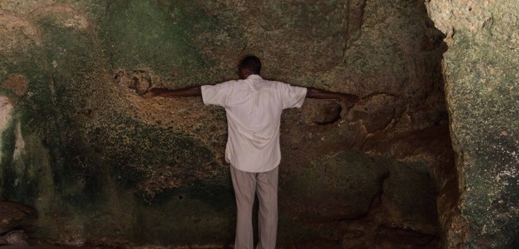 Köleciliğin utanç abidesi: Shimoni mağarası