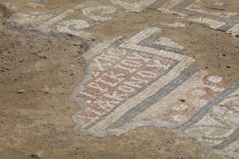 Definecilerin tahrip ettiği Bizans mozaiği