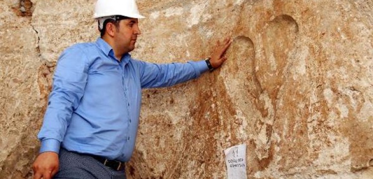 Mevlevihanedeki tarihi hamam duvarında 762 yıllık kalp figürü bulundu