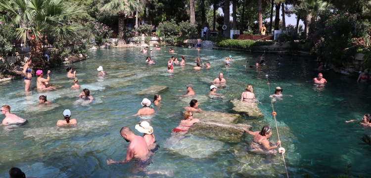 Pamukkale'nin antik havuzu yaz kış turist ağırlıyor