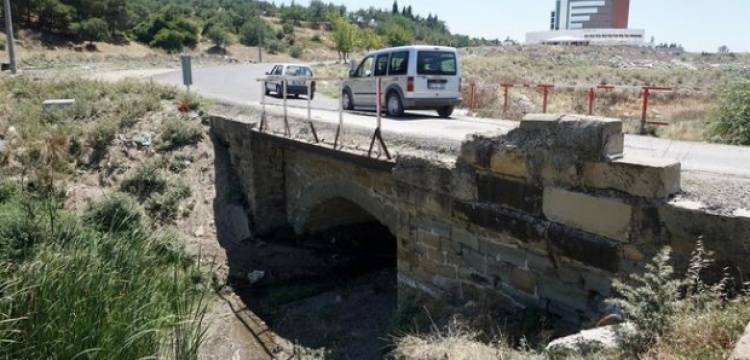 Köprü, tarihi eser olduğu anlaşılınca asfaltlanmaktan kurtarıldı