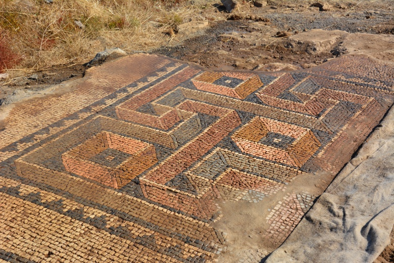 Antalya'da 2 bin yıllık markalı çömlek ve mozaik bulundu