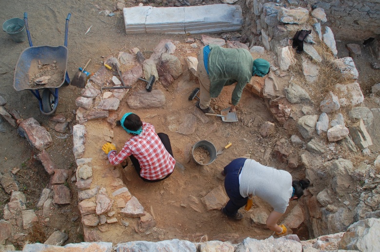 Antalya'da 2 bin yıllık markalı çömlek ve mozaik bulundu