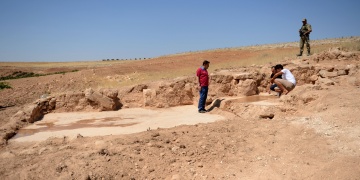 Definecilerin kazdığı alanda arkeologlar şapel ve mozaik buldu