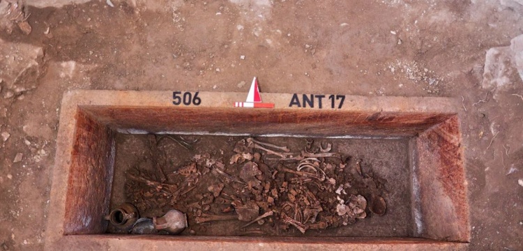 Antandros antik kentinde 2 bin 500 yıllık mezar açıldı