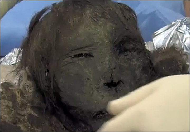 Sibirya'da bulunan kirpikli kadın mumyası