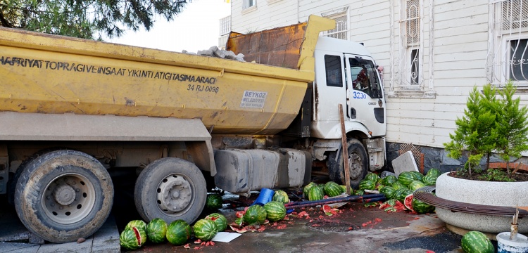 Beykoz'da tarihi yalıya hafriyat kamyonu çarptı