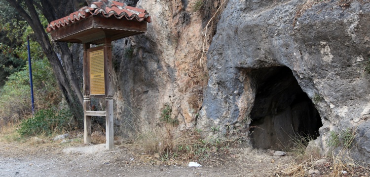 Ula'nın İyon düzenindeki kaya mezarları görülmeye değer