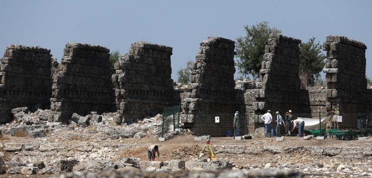 Aspendos'un 2 bin yıllık dükkanları bir bir ortaya çıkıyor