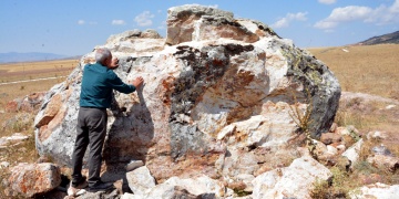 Defineciler 4 bin yıllık Hitit Kaya Anıtını parçaladılar
