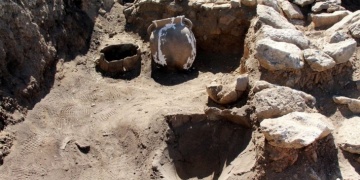 Büyük Höyükte 5 bin yıllık küp, çanak ve çömlek bulundu