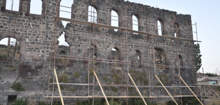 Kars'taki Beylerbeyi Sarayı'nda restorasyon başladı