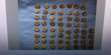 60 tarihi altın sikkeyi peçeteye sararak kaçırırken yakalandı!