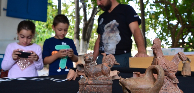 Parion Antik kentinde 2 bin yıllık oyuncaklar bulundu
