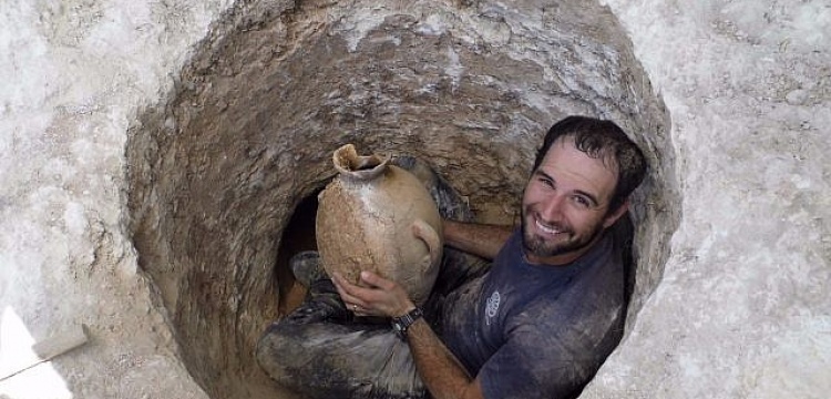 4 bin yıllık Kenanlı mezarında içi başsız kurbağa dolu testi bulundu