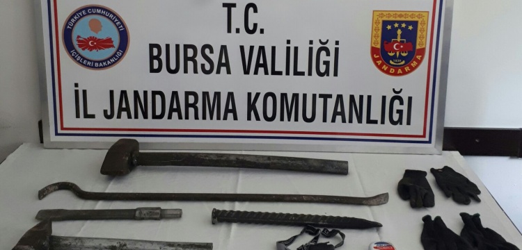 Bursa'da 6 kişi 'define ararken' yakalandı