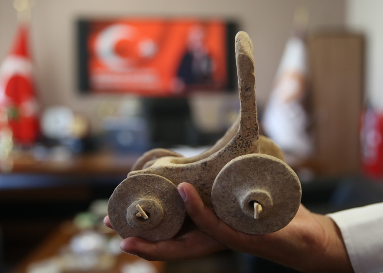 Soğmatar'da beş bin yıllık oyuncak at arabası bulundu