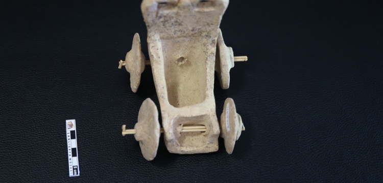 Şanlıurfa'da 5 bin yıllık oyuncak at arabası bulundu