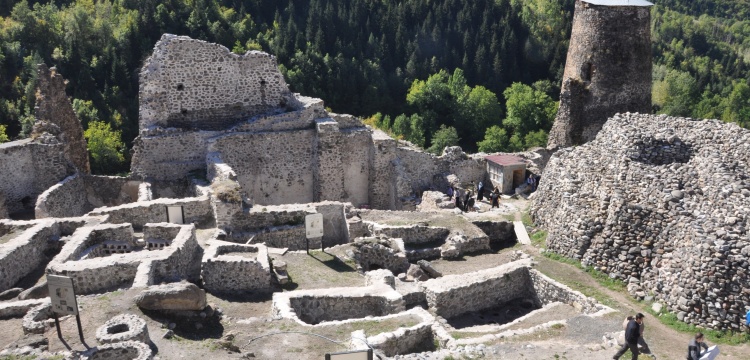 Şavşat Kalesi arkeoloji kazılarının fotoğrafları sergileniyor