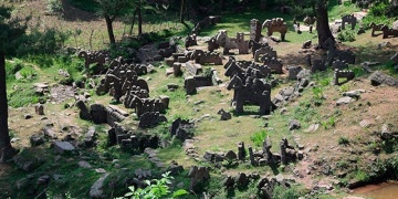 Hindistan-Pakistan sınırında esrarengiz taş heykeller bulundu