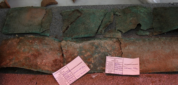 Urartulara ait bronz kadın kemeri ve deri erkek kemeri bulundu